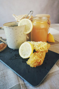 T&eacute; con lim&oacute;n, miel y canela, remedio natural para los resfriados