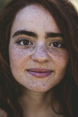 Chica pelirroja con el pelo largo y con pecas