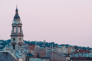 Obraz premium View of St. Stephen's Basilica with purple sky from a rooftop in Budapest, Hungary