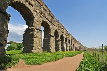 Roma, le rovine nel parco degli Acquedotti