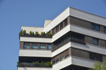 fachada de un edificio con terrazas © uzkiland