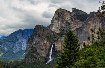 Fototapeta na wymiar Yosemite falls on cloudy day