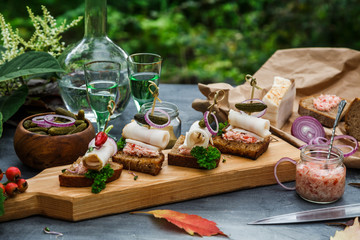 Lard bread with onion rings, horse radish and chili