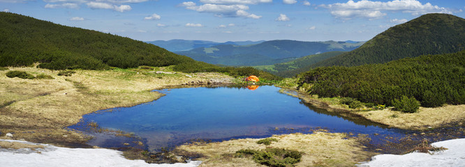 Fototapeta na wymiar travel with lakes carpathians