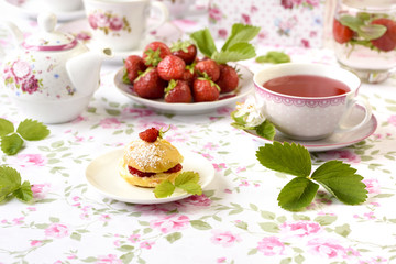 Cream puffs with berries