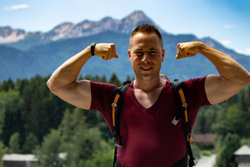 Fototapeta premium Mann mit Musklen am Berg