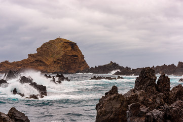 Fototapeta na wymiar Insel Ilhéu Molen der Küste von Porto Moniz, Madeira, Portugal