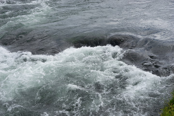 Hintergrund: Strudel im reißenden Fluss