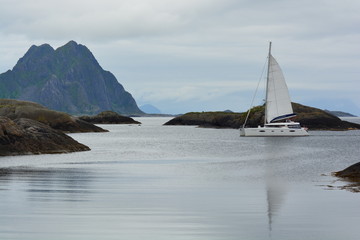 Żaglówka na Lofotach w Norwegii © Magdalena