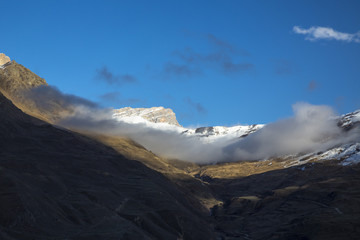 Горный пейзаж. Красивый вид на живописное ущелье, панорама с высокими горами. Природа Северного Кавказа, отдых в горах
