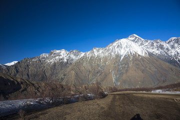 Fototapeta premium Горный пейзаж. Красивый вид на живописное ущелье, панорама с высокими горами. Природа Северного Кавказа, отдых в горах