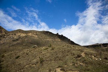 Горный пейзаж. Красивый вид на живописное ущелье, панорама с высокими горами. Природа Северного Кавказа, отдых в горах