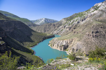 Fototapeta na wymiar Горный пейзаж, Каньон, горная река течет между высокими скалами. голубая вода. Природа Северного Кавказа