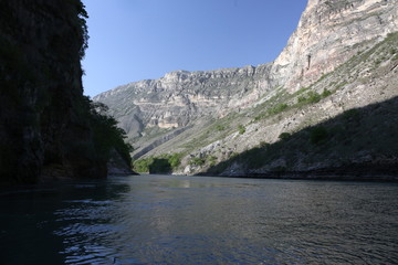 Горный пейзаж, Каньон, горная река течет между высокими скалами. голубая вода. Природа Северного Кавказа