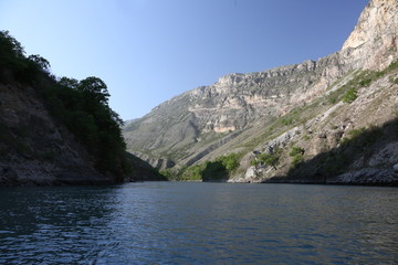 Горный пейзаж, Каньон, горная река течет между высокими скалами. голубая вода. Природа Северного Кавказа