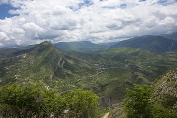 Fototapeta na wymiar Горный пейзаж. Красивый вид на живописное ущелье, панорама с высокими горами. Природа Северного Кавказа, отдых в горах