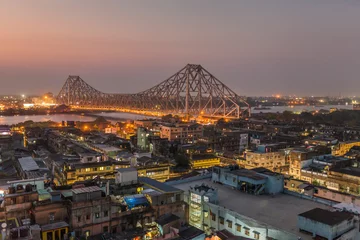 Foto auf Acrylglas Indien Schöne Aussicht auf die Stadt Kolkata mit einer Howrah-Brücke über den Fluss Hooghly in der Dämmerung.
