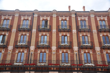 fachada de ladrillo de un edificio antiguo