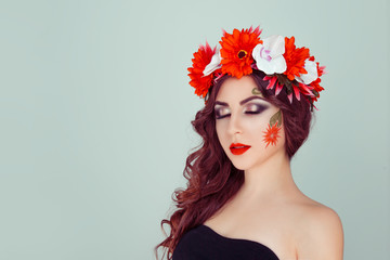 woman model with white red daisy flowers on head
