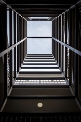 Blick durchs Treppenhaus in den Himmel