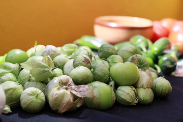 tomate verde y chiles verdes para preparar una salsa verde