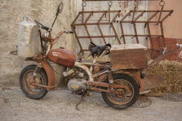 Fototapeta na wymiar Vecchio motociclo 