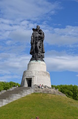 Fototapeta na wymiar Soviet War Memorial Treptower Park soldier bronze sculpture