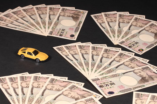 一万円札と自動車