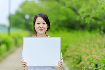 スケッチブックを持つ女性
