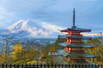 Obraz premium Mt. Fuji with red pagoda in autumn at Fujiyoshida, Japan. Chureito Pagoda is one of the most famous travel destination to visit.