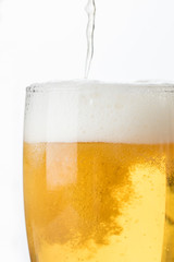 夏を感じるグラスに注いだ缶ビール