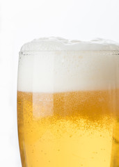 夏を感じるグラスに注いだ缶ビール