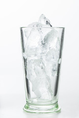 ハイボールをグラスに注ぐイメージ