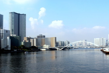 Obraz premium Tokyo building view from the kachidoki bridge, Tokyo, Japan