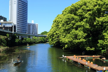 Fototapeta na wymiar 新緑の映える東京・紀尾井町の外濠