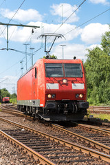 Moderne Lokomotive im Bahnhof