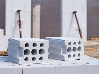 Wohnungsbau, Hausbau, Kalksandsteine, Baustelle mit Rohbau