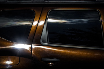 Obraz na płótnie Canvas Solar glare on the paint surface of the car.
