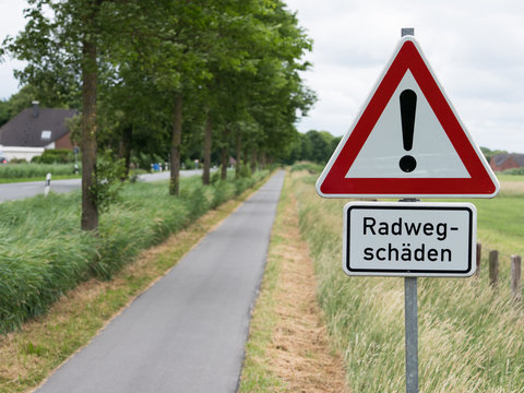 Fototapeta Radwege - Zustand - Gefahren für Radfahrer