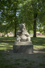Obraz premium statue of a person in the park