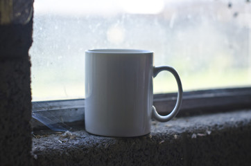 Obraz premium A blank white coffee mug in the window of the dirt shop window.