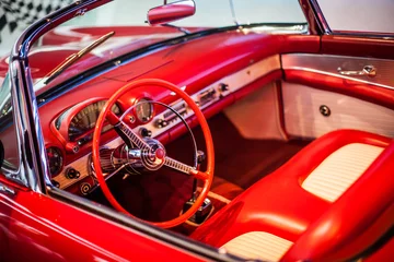 Deurstickers Snelheidsmeter en wiel van klassieke rode auto close-up weergave van bovenaf © Aleksandra