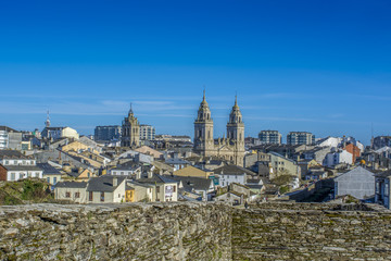 Torres de la catedral de  Lugo desde lo alto de la muralla romana
