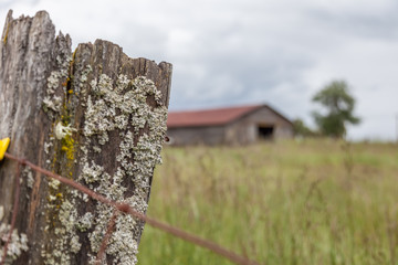 Obraz premium Old barn seen through fence