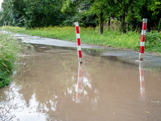 Überschwemmung des Gehweges bei Hochwasser