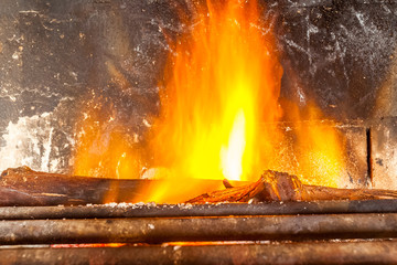  feu de bois dans la cheminée