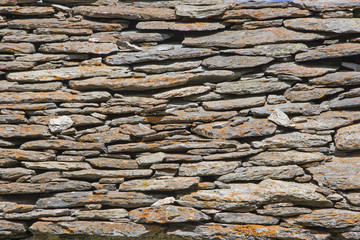 Natursteinmauer einer Almhütte