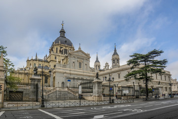 Fototapeta na wymiar Catedral de la Almudena en Madrid