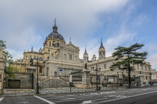 Catedral de la Almudena en  Madrid