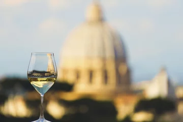 Poster Glass of Italian white wine with St Peter's basilica, Rome, in the background © ink drop